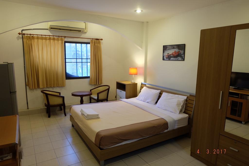 Piccolo Restaurant And Guest House Патая Екстериор снимка